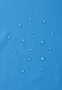 Klare vanddråber i forskellige størrelser på en solid lys blå overflade, der skaber en glat og reflekterende tekstur over billedet.