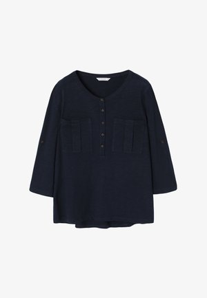 Marineblauw, lichtgewicht top met een ronde halslijn, vijf knoopsluitingen, twee opgestikte zakken en driekwartmouwen. Gladde textuur.