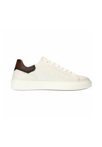Witte leren sneaker met een gestructureerde afwerking, voorzien van een bruin leren accent op de hiel en een platte rubberen zool. Veters zijn wit.