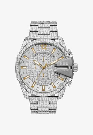 Montre-bracelet Diesel argentée avec motif répétitif de logo, index accentués d'or, trois sous-cadrans et large protège-couronne en forme de bouclier sur bracelet à maillons métalliques.