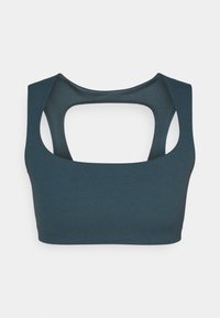 Sujeción deportiva en un azul verdoso oscuro con un escote redondeado, tirantes anchos y un diseño de espalda abierta. Su forma se caracteriza por una textura suave y líneas limpias.