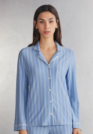 Blauwe gestreepte pyjamaspijker met lange mouwen, met een notch-kraag, knoopsluiting en witte accenten langs de randen. Glad stofoppervlak.