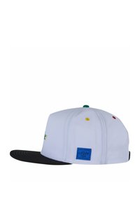 Hvid baseballkasket med en sort skygge, prydet med flerfarvede knapper og et blåt logo-patch med teksten "CAYLER & SONS" på siden.