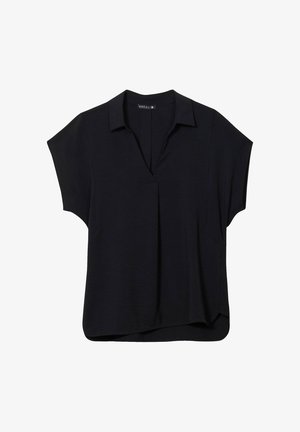 Blouse noire à manches courtes avec un col en V, présentant une silhouette décontractée et une légère texture. Design simple sans embellissements visibles.
