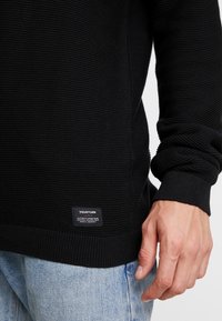 YOURTURN Stickad tröja - black