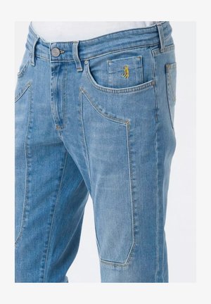 Jeans in denim azzurro chiaro con una vestibilità leggermente affusolata, caratterizzati da ampie tasche anteriori, cuciture discrete e un piccolo logo ricamato sulla tasca.