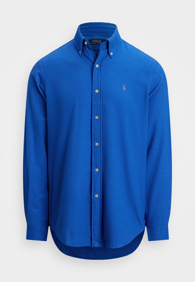 Granatowa koszula zapinana na guziki, wykonana z miękkiego materiału, z klasycznym kołnierzykiem, długimi rękawami oraz małym haftowanym logo na piersi.