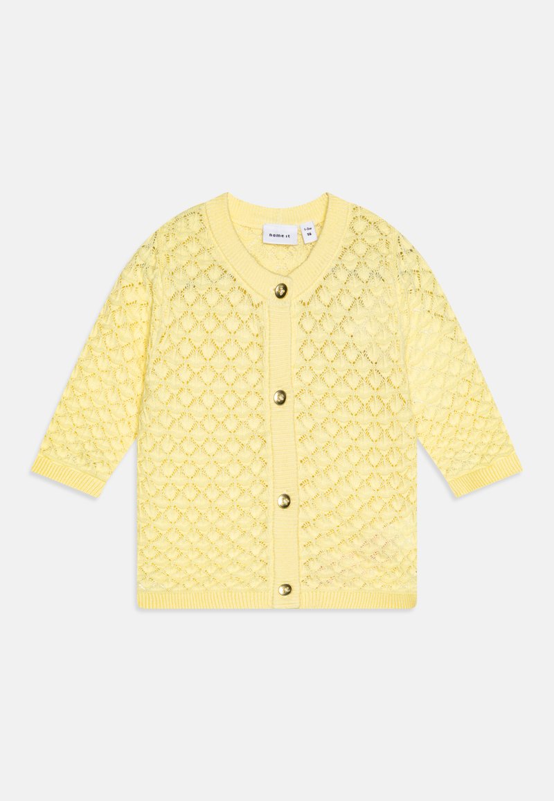 Cardigan amarelo de malha com um padrão de diamante, gola redonda e cinco botões na frente. Punhos e bainha canelados.