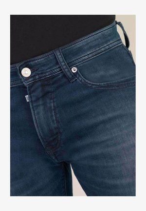 Donkerblauwe denim jeans met een gladde textuur, een klassiek vijfzakontwerp, metalen knoopsluiting en subtiele stikseldetails.