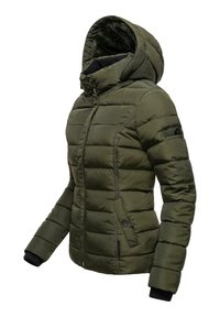Olijfgroene pufferjack met een ritssluiting en drukknoopsluiting, capuchon, zijzakken en ribgebreide manchetten. Getextureerde stof met een gestikt ontwerp.