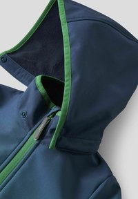 Veste softshell bleu marine avec des détails verts et une capuche doublée en polaire, équipée d'une fermeture éclair et de boutons-pression, conçue pour la chaleur et la durabilité.