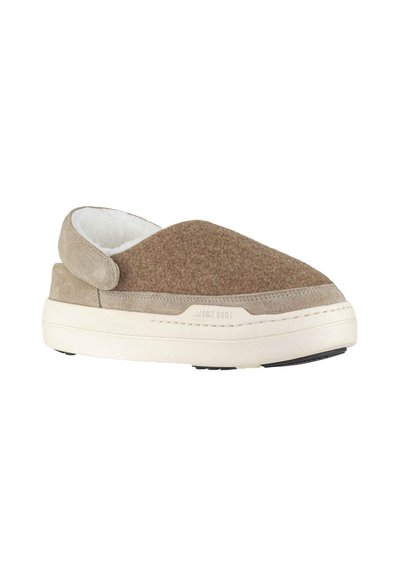 Bruine suede instap-schoen met een getextureerde wollen bovenkant en een zachte witte voering. Beschikt over een beige rubberen zool en subtiele stikdetails.