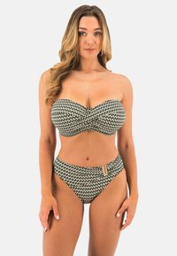 Zwart en beige gestreepte twee-delige bikini met een bandeau-top en hoog uitgesneden broekjes; beschikt over een gouden accent op de tailleband.