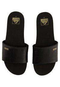 Zwarte slide sandalen met een gestructureerde bovenzijde en een glad voetbed. Gouden logo-accent op de band, plat en open-toe ontwerp.