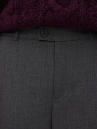 Sivi po meri krojeni hlače z gladko teksturo, s ploskim sprednjim delom, zankami za pas in črnim gumbom v pasu, kombinirane z bordo puloverjem iz pletenine.