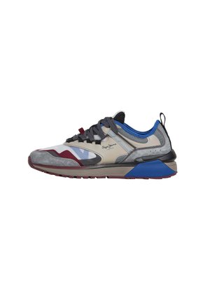 Chaussure de sport avec une tige en matériaux multiples ; couleurs gris, bleu et rouge ; textures en maille et en daim ; col rembourré ; semelle en caoutchouc avec un design structuré.