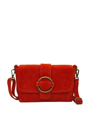 Sac bandoulière en daim rouge de forme rectangulaire, avec un accent en bronze arrondi sur le fermoir et une sangle détachable.