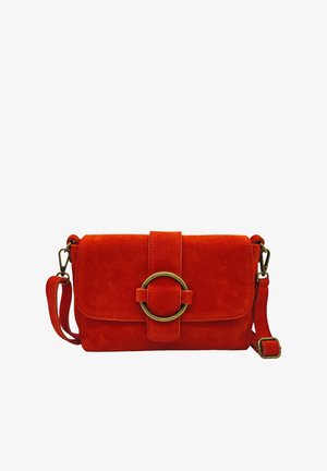 Sac bandoulière en daim rouge de forme rectangulaire, avec un accent en bronze arrondi sur le fermoir et une sangle détachable.