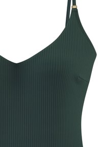 Donkergroen geribbelde ééndelige badpak met dunne bandjes, een diepe V-hals en een gladde textuur. Bevat minimale gouden hardware accenten.