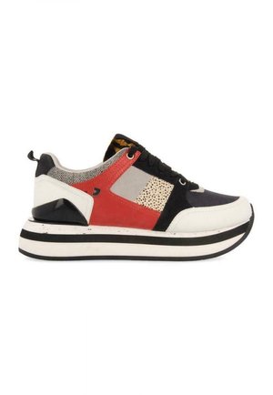 Masivní teniska s tlustou černobílou pruhovanou podrážkou, červenými, černými a béžovými panely, zvířecím vzorem a černými tkaničkami, boční pohled na bílém pozadí.