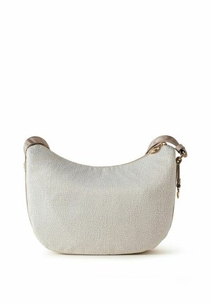 Mała beżowa torebka w kształcie półksiężyca o fakturowanej powierzchni i krótkim pasku z złotymi elementami, na białym tle.