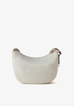 Petit sac à main beige en forme de croissant avec surface texturée et petite bandoulière avec éléments dorés sur fond blanc.