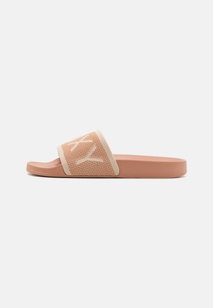 Infradito con suola in gomma color pesco e una fascia in mesh traspirante con un bordo beige chiaro. Dettaglio del logo ben visibile sulla fascia.