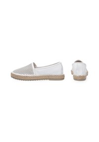 Weiße Slipper mit perforiertem Obermaterial, beiger, gewebter Jutesohle und glattem Lederhinterteil. Minimalistisches Design mit weicher Textur und leichter Konstruktion.