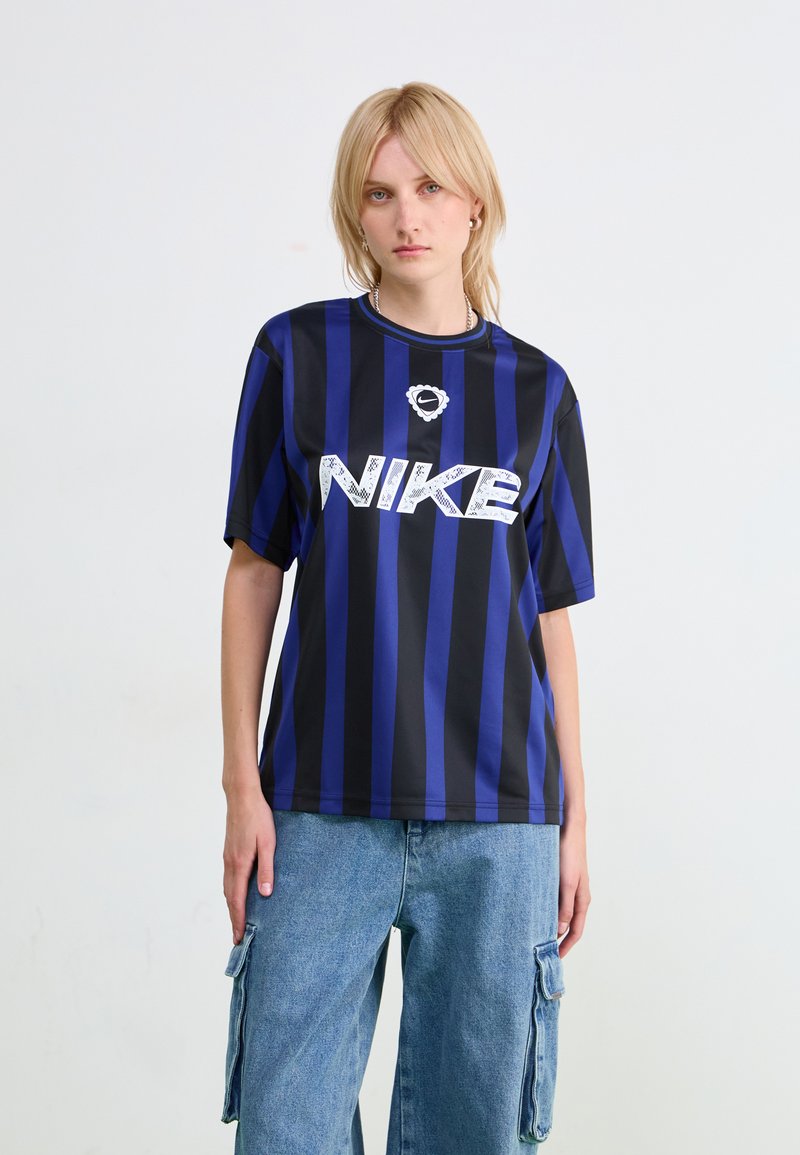 Jersey de Nike a rayas azul marino y azul con mangas cortas, que presenta un destacado logo blanco en la parte frontal y un escote redondo.
