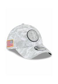 Graue Camouflage-Mütze mit einem runden Logo auf der Vorderseite, verfügt über ein US-Flaggen-Patch an der Seite und einen gebogenen Schirm. Weicher Stoffeindruck.
