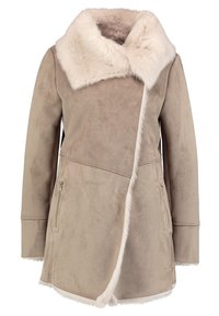 Beige kabát z faux semiše s nadýchaným krémovým kožichem, asymetrickým předním zapínáním, bočními kapsami a hladkou texturou.