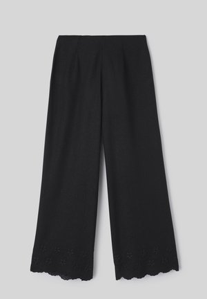 Pantalon noir à jambes larges avec ourlet festonné et détails floraux découpés brodés en bas.