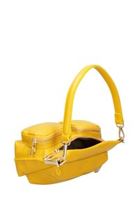 Borsa in pelle di un brillante giallo con doppie zip, una maniglia singola e dettagli in metallo argentato. Texture liscia con una forma strutturata.
