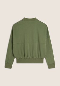 Felpa oversize verde oliva con collo alto, spalle scese e polsini a costine. Presenta un orlo arricciato e una texture liscia.