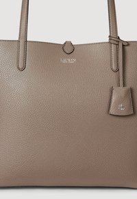 Lauren Ralph Lauren FAUX LEATHER LARGE REVERSIBLE TOTE BAG - Tote bag - rider geo/taupe brown
