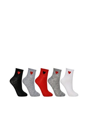 Fünf Knöchelsocken in Schwarz, Grau, Rot, Grau und Weiß, jeweils mit einem kleinen Herz nahe dem oberen Rand in kontrastierenden Farben.