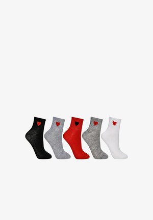 Fünf Knöchelsocken in Schwarz, Grau, Rot, Grau und Weiß, jeweils mit einem kleinen Herz nahe dem oberen Rand in kontrastierenden Farben.