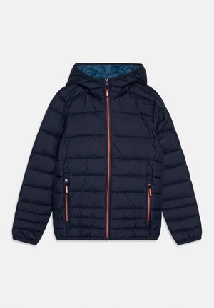 Tamsiai mėlynas pūkinis striukė su gobtuvu, priekyje su užtrauktuku ir dviem kišenėmis su užtrauktukais, apvadais ir orandžiniais užtrauktukų dirželiais.