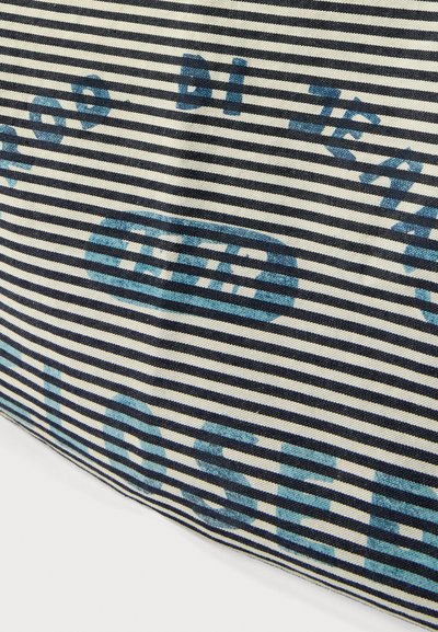 Ριγέ ύφασμα σε σκούρο μπλε και κρέμ με τυπωμένο κείμενο σε μπλε, που περιλαμβάνει συνδυασμό έντονων και λεπτών ριγών. Το κείμενο περιέχει τη λέξη "LOOSE".