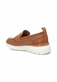 Scarpa slip-on in pelle marrone con design perforato, punta rotonda e suola in gomma bianca. Linguetta sul retro per indossarla facilmente.