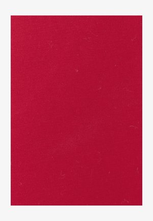 Rode katoenen stof met een gladde textuur, fijne weving en lichte pluizigheid. Een uniforme kleur zonder zichtbare patronen of versieringen.