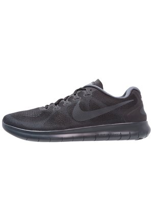 Sort Nike løbesko med mesh-overdel, fleksibel sål og Swoosh-logo på siden, vist i højre profil mod hvid baggrund.