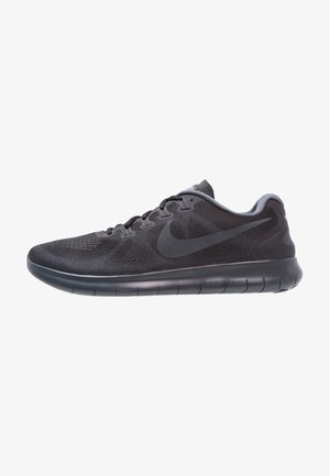 Chaussure de course Nike noire avec tige en mesh, semelle flexible et logo Swoosh sur le côté, présentée en profil droit sur fond blanc.