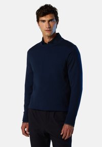 Pullover a maniche lunghe di colore blu navy con collo tondo, texture liscia e design aderente. Collo scuro visibile sotto il pullover.