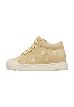 Sneaker da bambino in camoscio beige con lacci beige e piccoli motivi a cuore sul lato, suola in gomma bianca, vista dal lato destro.