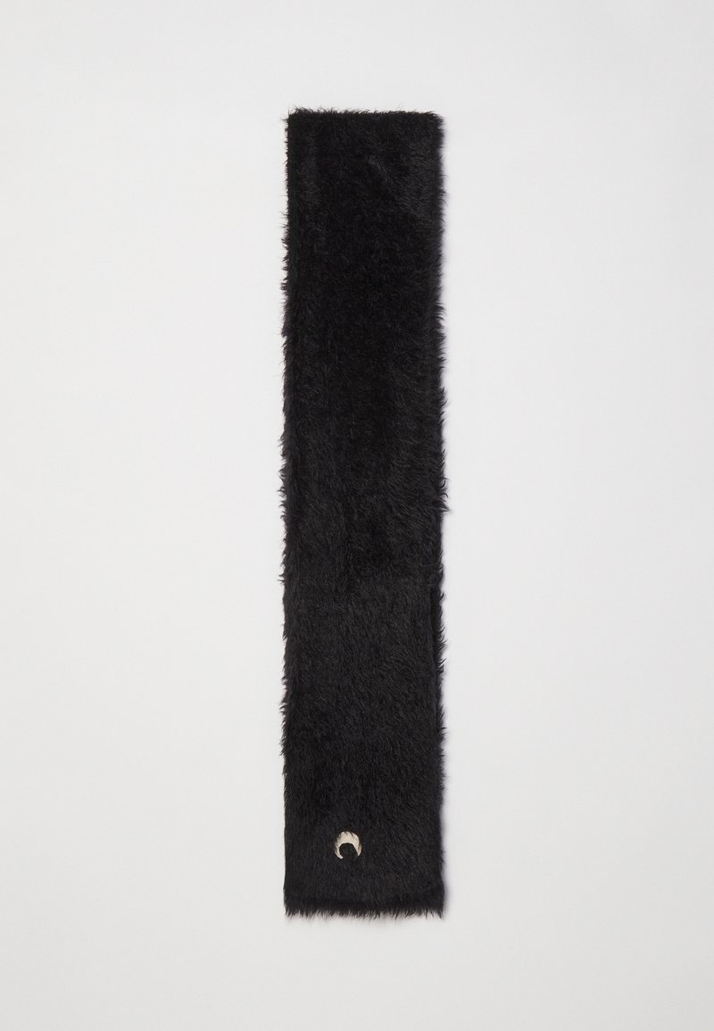 Svart fuskpälsduk, avlång rektangulär form, mjuk textur, med en liten silverfärgad cirkulär detalj i ena änden.