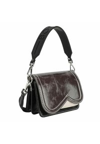 Zwarte en donkerbruine neplederen handtas met een glanzende afwerking, golvende flap, witte stiksels en een rubberen schouderband.