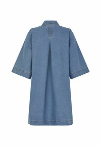 Denimkleid in Himmelblau mit Kragen, kurzen Ärmeln und einer Rückenfaltentiefe. Es hat ein dezentes Muster und sichtbare Nähte entlang der Kanten.