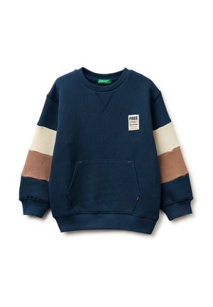 Navyblauwe sweatshirt met beige en bruine strepen op de mouwen, zak aan de voorkant en een "Free Spirit" patch op de borst.