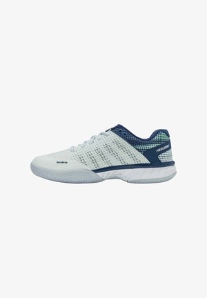 Chaussures de pickleball avec une tige en maille blanche et marine, surface texturée, semelle rembourrée et semelle extérieure en caoutchouc à motif de grip.